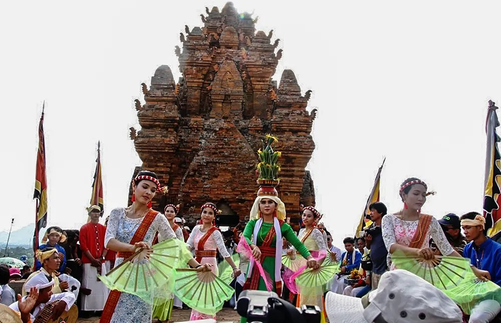 Ninh Thuận, nơi có đồng bào Chăm sinh sống đông nhất cả nước với trên 85 ngàn nhân khẩu, chiếm 11% dân số toàn tỉnh. Đồng bào Chăm ở Ninh Thuận giữ gìn, phát huy nhiều nghi lễ, nghề truyền thống đặc sắc. núi xanh 6.jpg