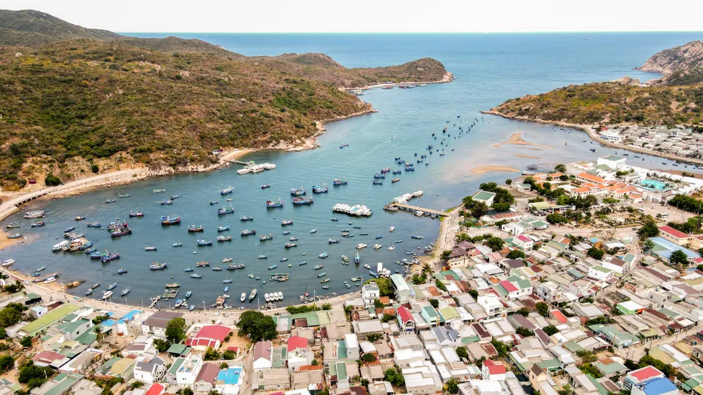 Vịnh Vĩnh Hy thuộc huyện Ninh Hải, cách TP Phan Rang - Tháp Chàm 38 km, cách trung tâm TP Nha Trang, tỉnh Khánh Hòa khoảng 96 km là điểm đến để khám phá không thể thiếu của khách du lịch khi đến với Ninh Thuận. vịnh vĩnh hy.jpg