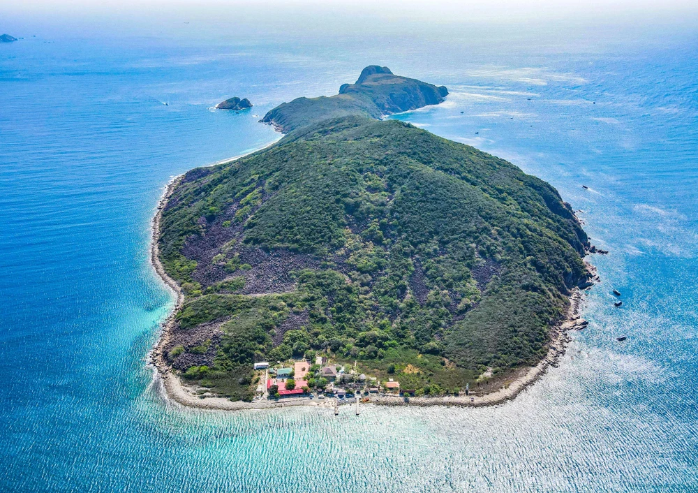 Đảo Hòn Mun, vùng lõi khu bảo tồn Biển vịnh Nha Trang. Ảnh: HẢI ĐÌNH. vịnh Nha Trang.webp