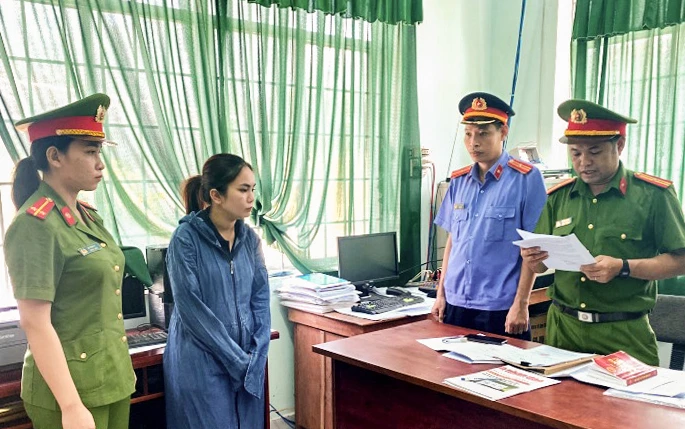 Công an tống đạt các quyết định tố tụng đối với Nhung. Ảnh: VIỆT PHƯƠNG chiếm đoạt.jpg