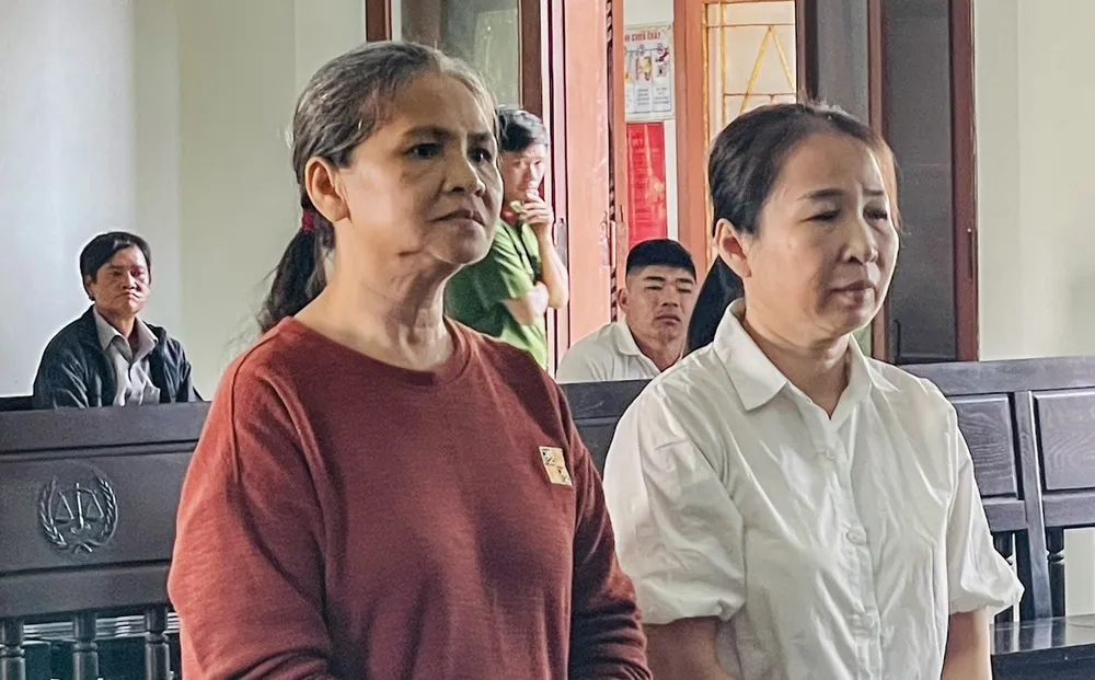 Hai bị cáo Nguyễn Thị Bạch Tuyết và Nguyễn Thị Thủy tại tòa. Ảnh: T. MINH lừa đảo.jpg
