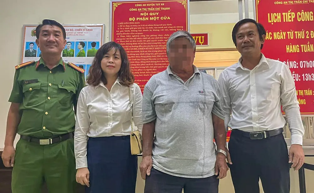 Cảnh sát phối hợp cùng giao dịch viên ngân hàng ngăn chặn thành công vụ lừa đảo. Ảnh: NK 200 triệu.jpg
