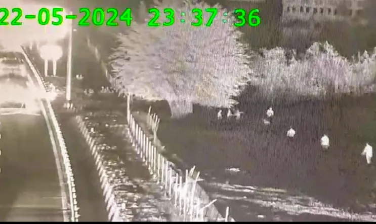 Camera ghi lại cảnh nhóm người tụ tập, ném đá vào ô tô lưu thông trên cao tốc. Ảnh: TP Cao tốc Cam Lâm Vĩnh Hảo.jpg
