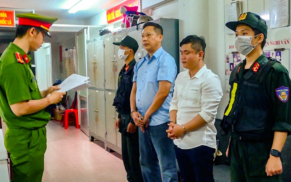 Cơ quan điều tra tống đạt các quyết định tố tụng đối với các bị can bị bắt giữ. Ảnh: NV Phá sòng bạc ở Nha Trang, 'lòi ra' có cán bộ Bộ Công an bảo kê