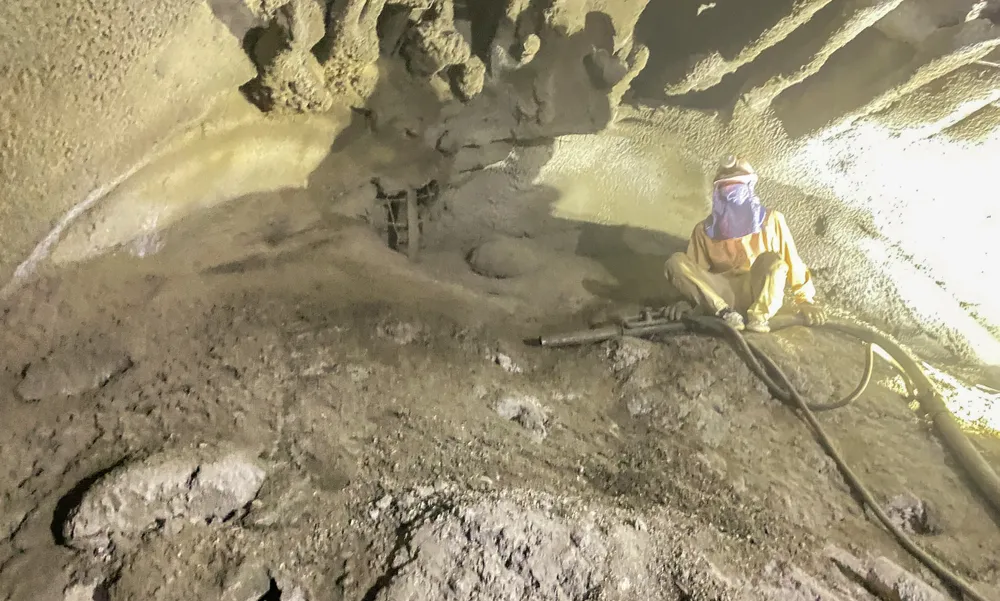 Hầm Chí Thạnh tiếp tục sạt lở, công tác khắc phục sự cố gặp khó khăn. Ảnh: NT Chí Thạnh.jpg