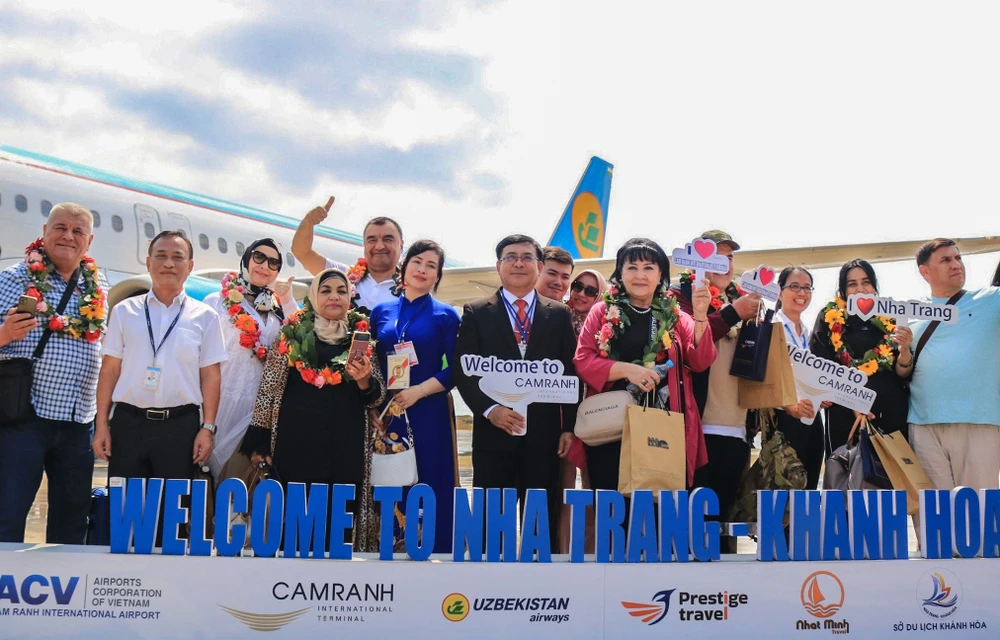 Du khách Uzbekistan đến Khánh Hòa trên chuyến bay của hãng hàng không Uzbekistan Airways đầu tháng 5-2024. Ảnh: DL z5481266237699_46fd0bc641551820a3d7136d1bd846a0.jpg