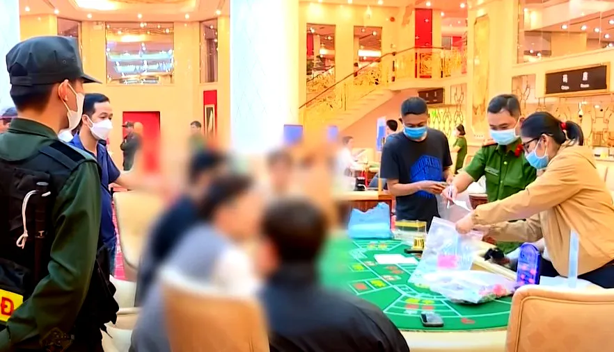 Cảnh sát bắt quả tang GameClub Lucky tổ chức đánh bạc bất hợp pháp. Ảnh: NV người-nước-ngoài.jpg