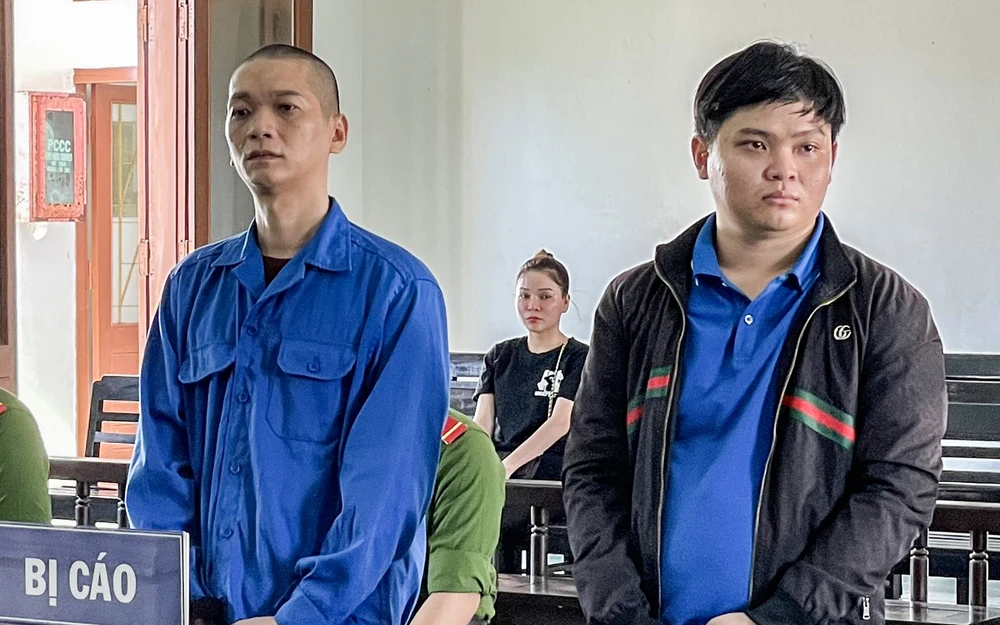 Cao Quốc Thông và Võ Cao Huy tại tòa. Ảnh: THẾ MINH làm giả con dấu.jpg