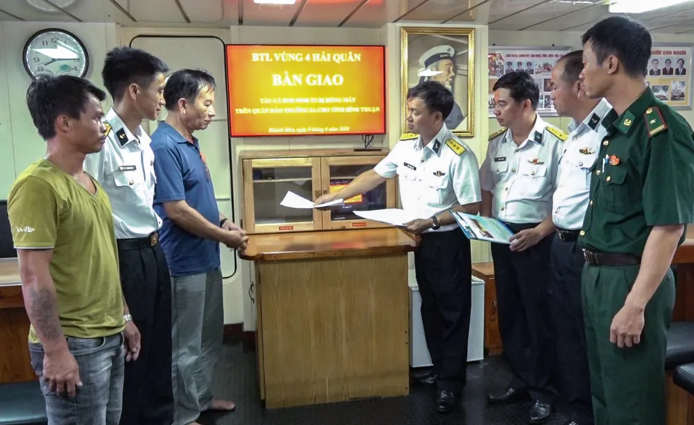 Lực lượng chức năng bàn giao ngư dân sau khi vào bờ. Ảnh: THANH HOÀNG z5521386792243_5eb1dd233e0e65d891b6eb640874b4b5.jpg
