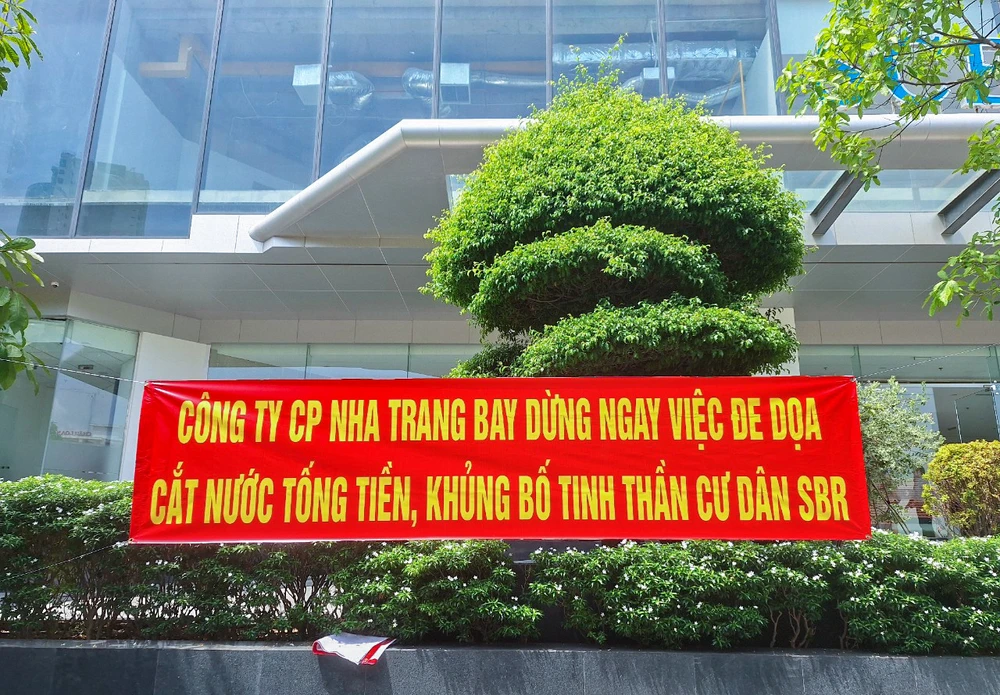 Cư dân chung cư Scenia Bay Residence Nha Trang trưng băng rôn phản đối trước tòa nhà. Ảnh: XH Scenia Bay Residence Nha Trang.jpg