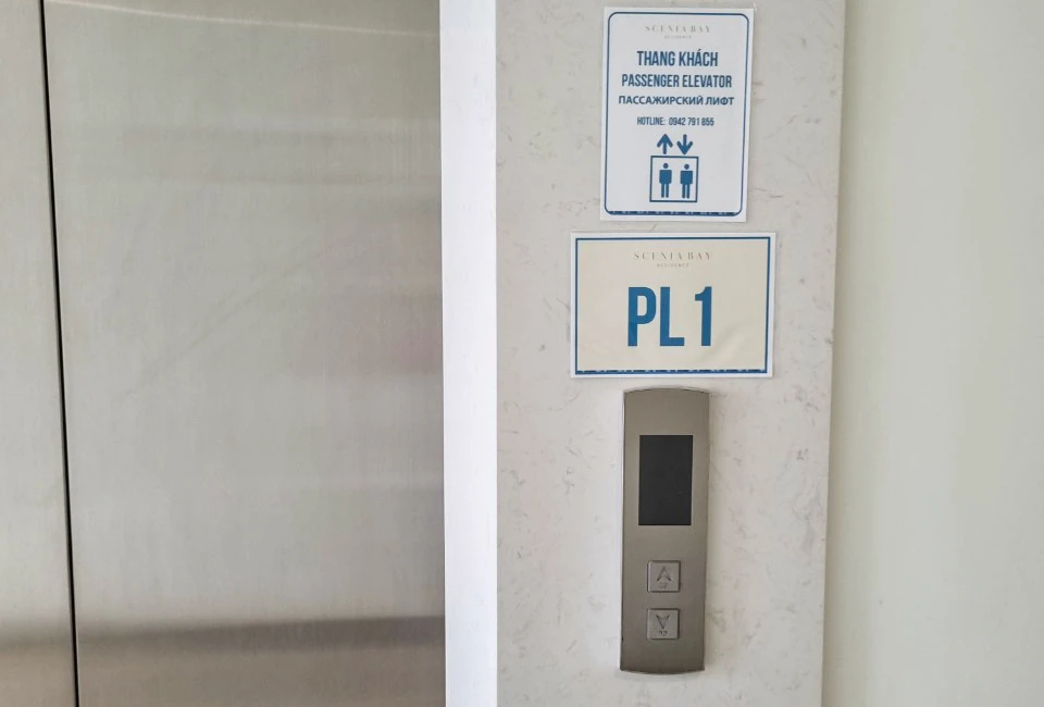 Thang máy chung cư Scenia Bay Residence Nha Trang bị cắt điện, cư dân phải đi thang bộ. Ảnh: XH z5540446727224_f9bbb0a6764f668cfde48c241c03ad3a.jpg