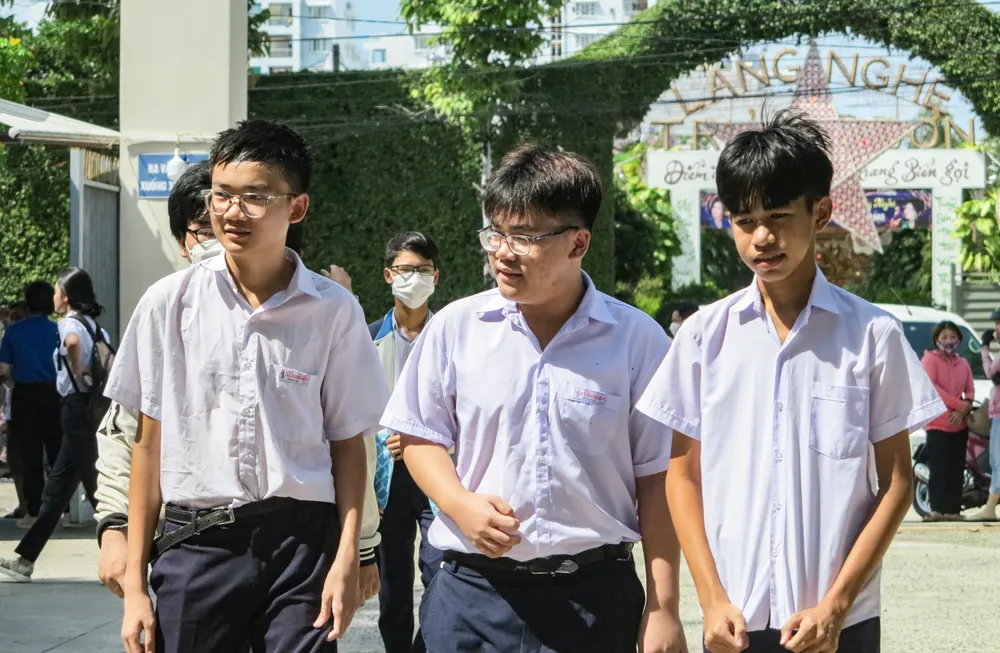 Học sinh cho rằng thời gian đợi điểm chuẩn quá lâu, chờ đợi mệt mỏi. Ảnh: KD công bố điểm chuẩn.jpg