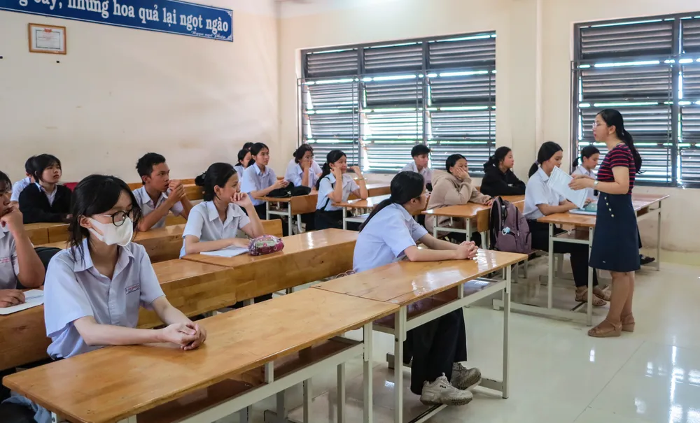 Học sinh Khánh Hòa làm thủ tục trước kỳ thi vào lớp 10. Ảnh: KD IMG_8920.jpg