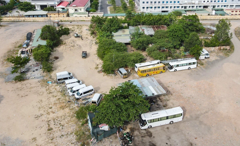 Bãi giữ xe hoạt động không phép trên khu đất sân bay Nha Trang cũ. Ảnh: TRẦN HƯỚNG bãi giữ xe.jpg