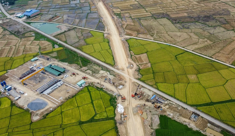Hạ tầng kỹ thuật ở dự án này vẫn chưa di dời xong. Ảnh: XUÂN HOÁT cao-tốc.jpg