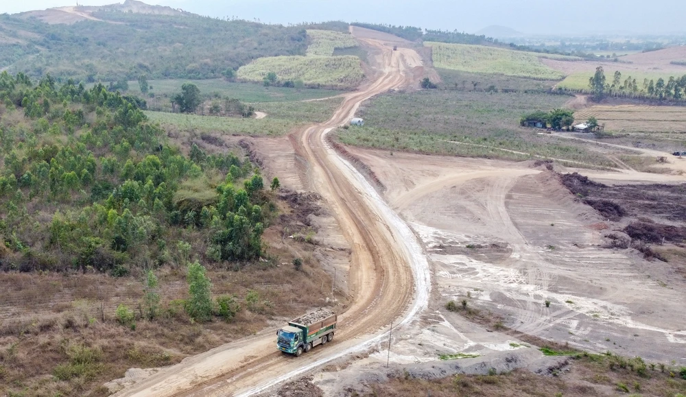 Cao tốc Khánh Hòa - Buôn Ma Thuột đang vướng mặt bằng, chậm tiến độ. Ảnh: XUÂN HOÁT Khánh Hòa Buôn Ma Thuột.jpg