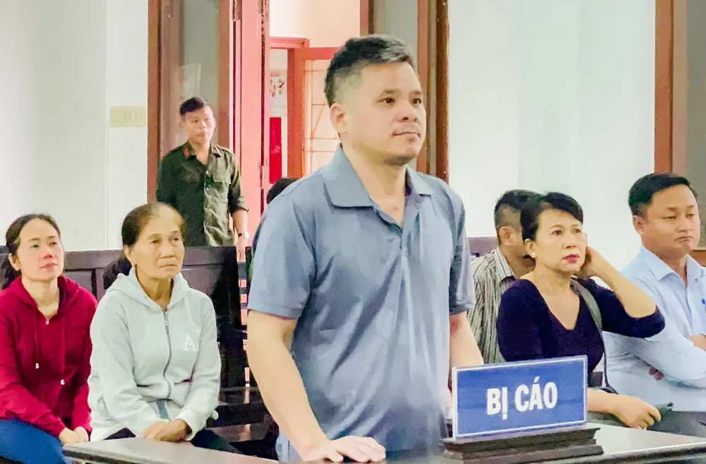 Tô Minh Thiên tại tòa. Ảnh: THẾ MINH sổ đỏ giả.jpg