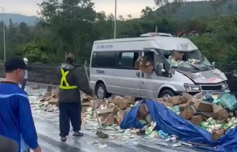 Hàng trăm thùng sữa đổ tràn ra đường sau vụ tai nạn. Ảnh: MT trên quốc lộ 1.png