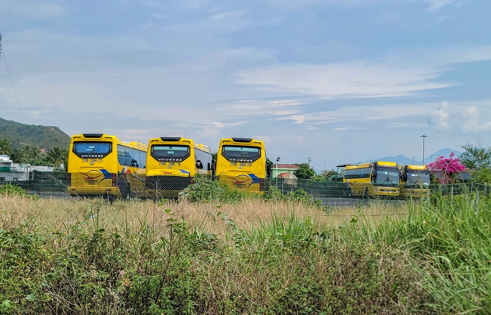 Bãi giữ xe trên đường Võ Nguyên Giáp thu phí 1 triệu đồng/xe khách/tháng. Ảnh: TRẦN HƯỚNG 20240622_093316.jpg