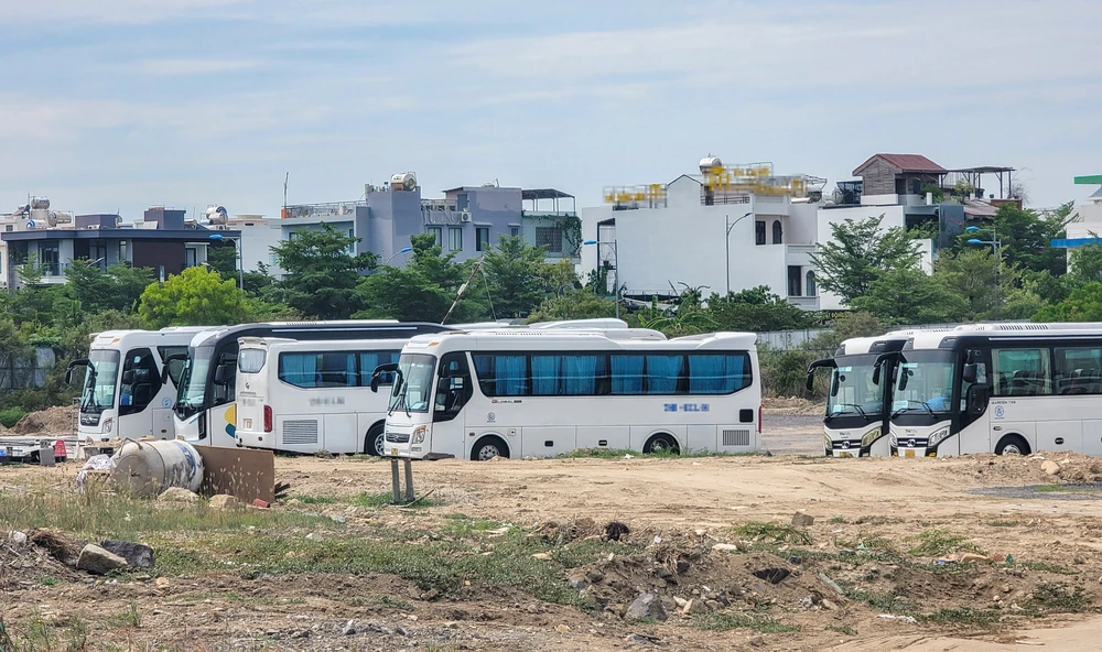 Một bãi giữ xe trong khu đất quy hoạch khu đô thị trên đường Võ Nguyễn Giáp. Ảnh: TRẦN HƯỚNG 20240622_093621.jpg