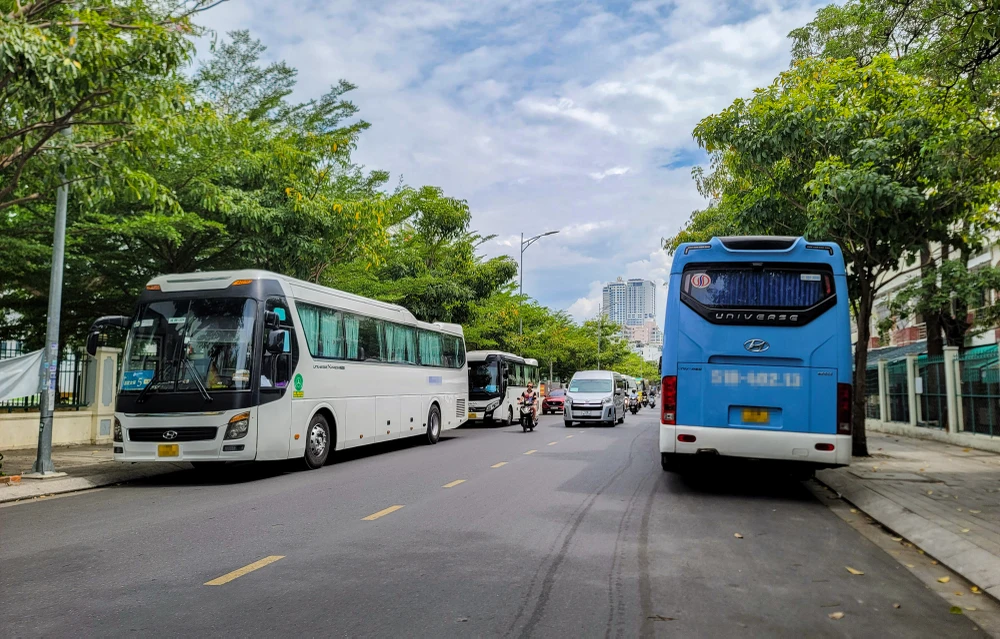 Thiếu bãi giữ xe nên nhiều ô tô đậu kín cả khúc đường Nguyễn Thiện Thuật. Ảnh: TRẦN HƯỚNG bãi giữ xe (2).jpg