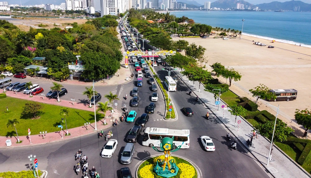 Hạ tầng giao thông ở Nha Trang không theo kịp tốc độ đô thị hóa. Ảnh: XUÂN HOÁT bãi giữ xe (3).jpg