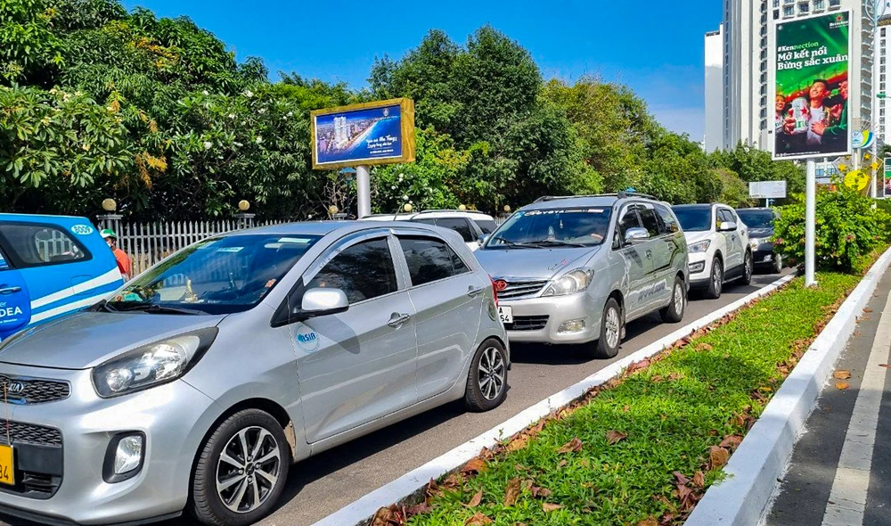 Kẹt xe thường xuyên diễn ra trên đường Trần Phú, TP Nha Trang. Ảnh: XUÂN HOÁT z5159322458831_d042ffa4ed59347851accfd33e3450cf.jpg