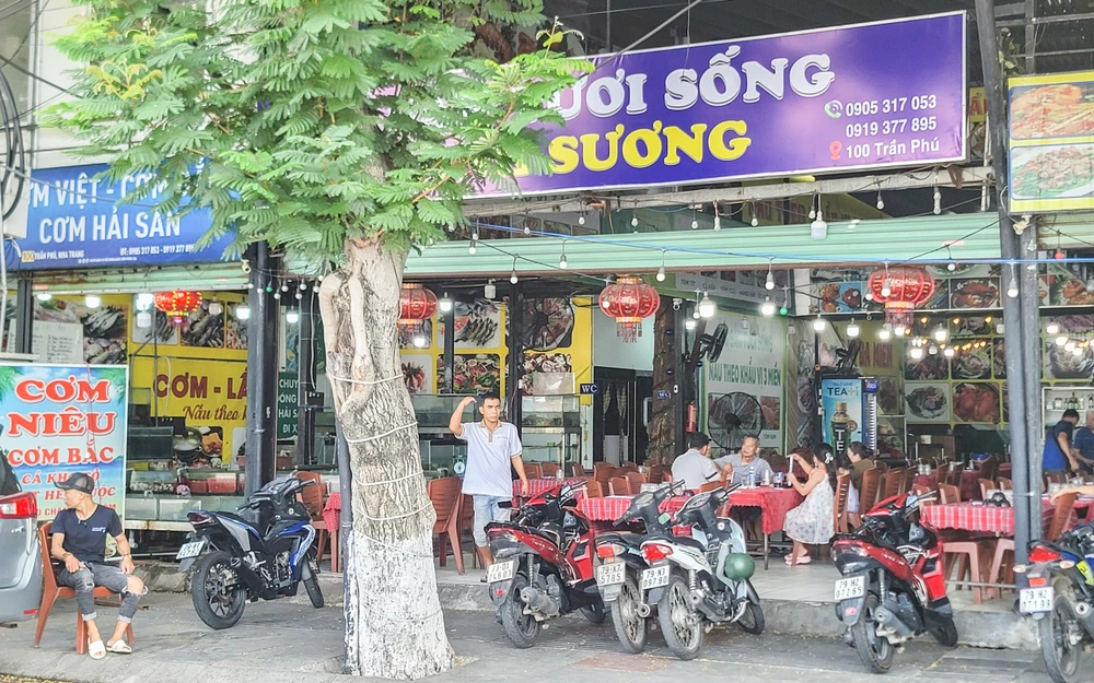 Quán hải sản 100 Trần Phú bị xử phạt. Ảnh: TRẦN HƯỚNG hải sản Thanh Sương.jpg