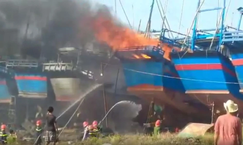 Tàu cá bốc cháy dữ dội khi đang neo đậu