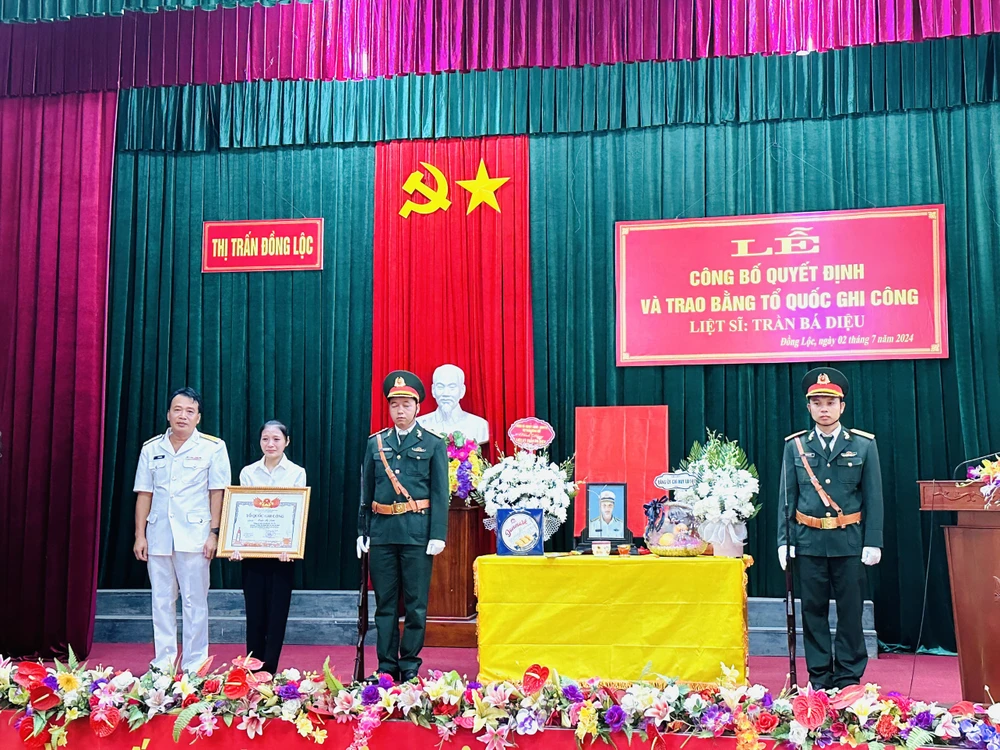 Trao bằng Tổ quốc ghi công cho gia đình liệt sĩ Trần Bá Diệu. Ảnh: T. BỐN Đại diện Chỉ huy Lữ đoàn 146 trao Bằng Tổ quôc ghi công cho gia đình Liệt sĩ Trần Bá Diệu.jpg