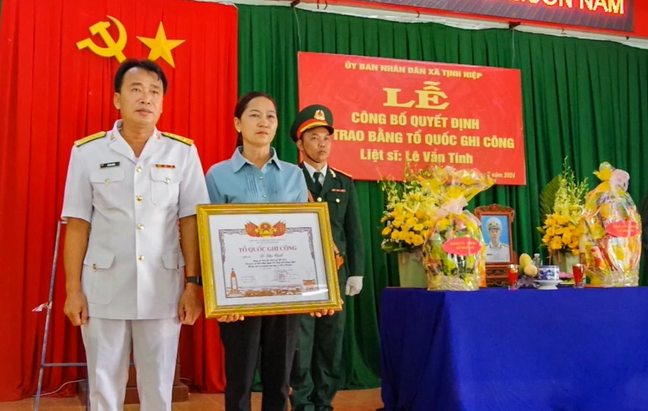 Trao bằng Tổ quốc ghi công cho gia đình liệt sĩ Lê Văn Tính. Ảnh: T. BỐN Đại diện Lữ đoàn 146 trao bằng Tổ quốc ghi công cho gia đình liệt sĩ Lê Văn Tính.jpg