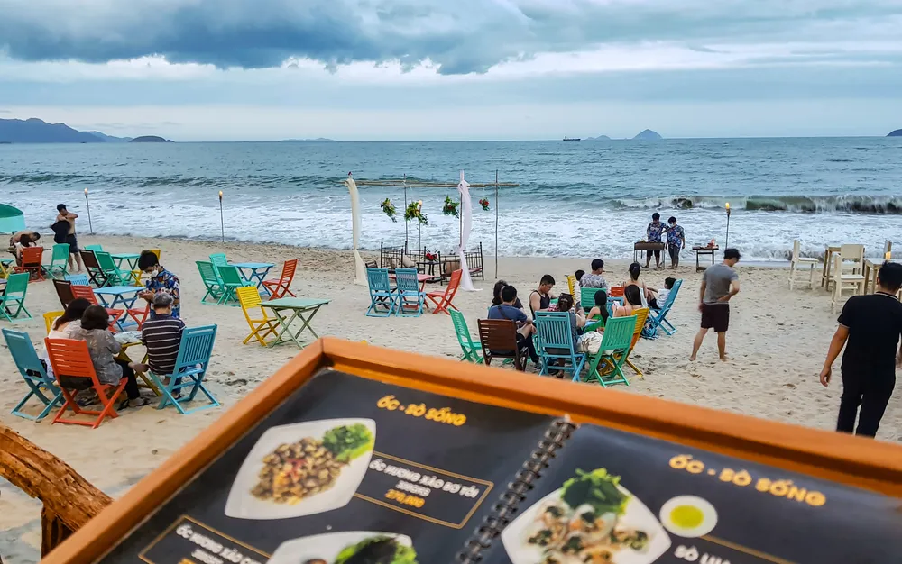 Nội quy công viên bờ biển có quy định "cấm tổ chức ăn uống, đốt lửa, thả diều trên công viên, bãi biển”. Ảnh: XUÂN HOÁT 20220402_175821.jpg