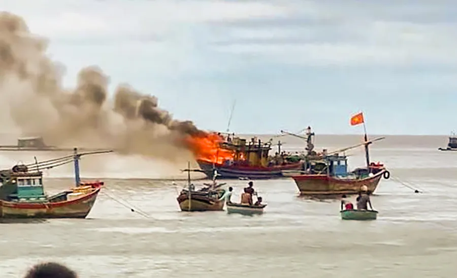 Tàu cá bốc cháy.jpg