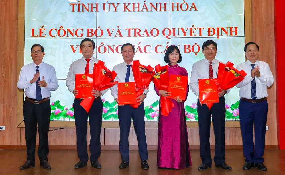 Lãnh đạo Tỉnh ủy, UBND tỉnh Khánh Hòa trao các quyết định cho các cán bộ. Ảnh: XH Chánh thanh tra tỉnh.JPG