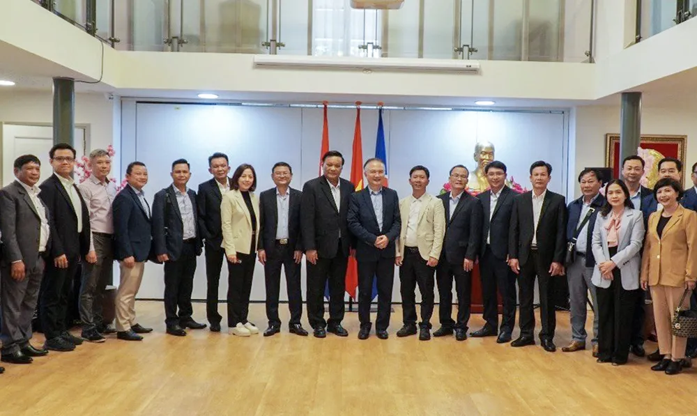 Thành viên đoàn công tác Bình Định cùng các đại diện, lãnh đạo Đại sứ quán Việt Nam tại Hà Lan. Ảnh: TRƯƠNG CHƯƠNG tỉnh Bình Định.jpg