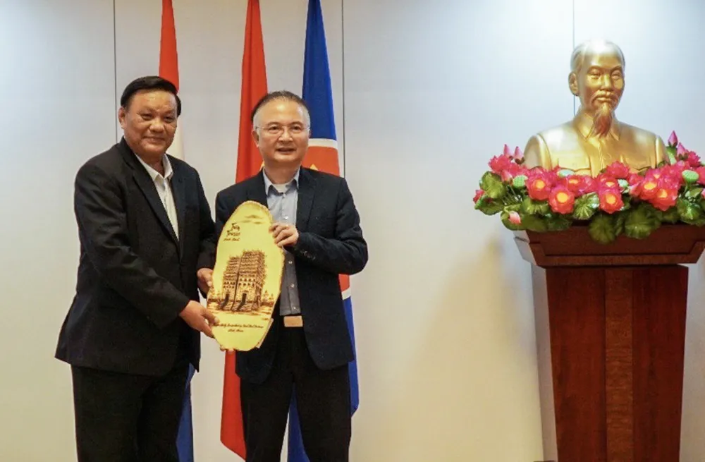 Ông Lê Kim Toàn, Phó Bí thư thường trực Tỉnh ủy Bình Định, tặng quà lưu niệm trong cuộc gặp gỡ, trao đổi với ông Ngô Hướng Nam, Đại sứ đặc mệnh toàn quyền Việt Nam tại Hà Lan. Ảnh: TRƯƠNG CHƯƠNG z5634072234553-68ebb073f0ed57a18d58a6a063ad0009-5486.jpg