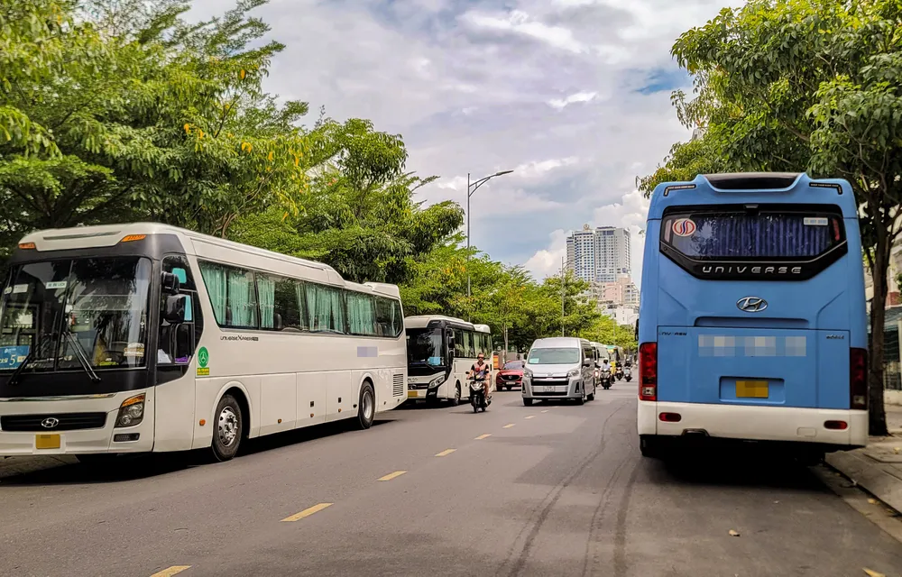 Xe khách đậu kín hai chiều trên đường Nguyễn Thiện Thuật. Ảnh: TH TP Nha Trang.jpg