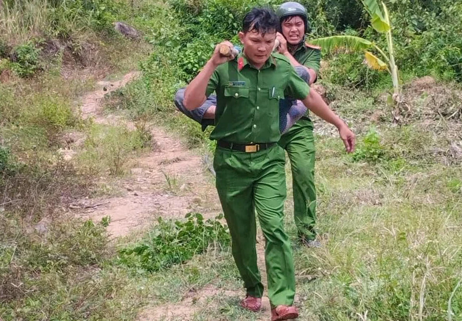 Lực lượng công an và quân sự xã Hòa Quang Bắc dùng cán võng đưa người bị ong đốt đi cấp cứu. Ảnh: MT bị ong đốt.jpg