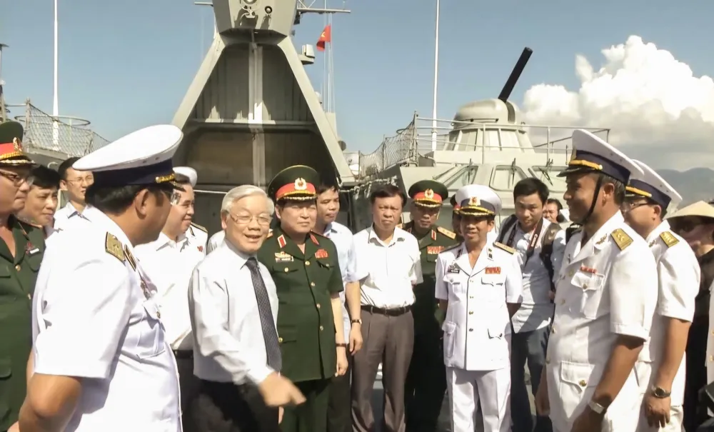 Tổng Bí thư Nguyễn Phú Trọng cùng cán bộ, chiến sĩ tham quan tàu Lý Thái Tổ, ngày 5-5-2016. Ảnh: AB Screenshot_20240720_173718_Video Player.jpg