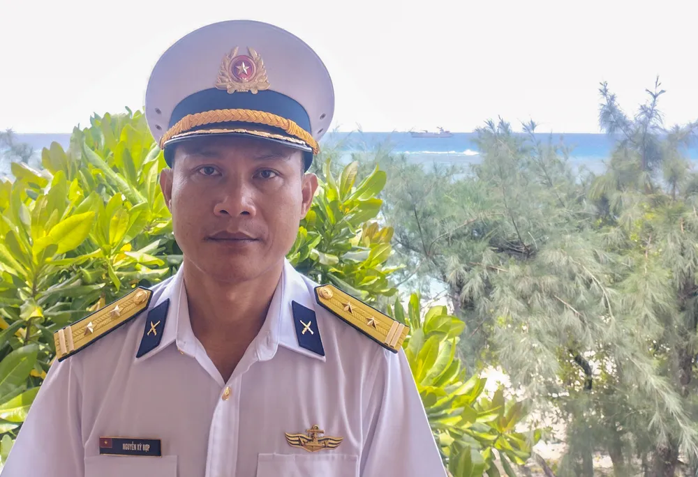 Trung tá Nguyễn Kỳ Hợp, Chính trị viên, đảo Sinh Tồn Đông. Ảnh: HOÀNG VĂN THẢO SINH TỒN ĐÔNG.jpg
