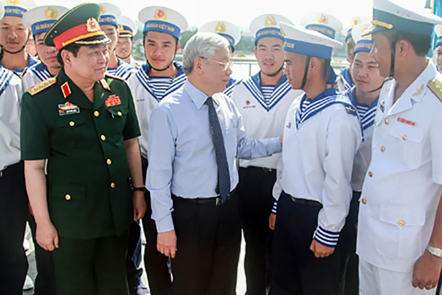 Tổng Bí thư Nguyễn Phú Trọng thăm động viên cán bộ, chiến sĩ công tác tại Vùng 4 Hải quân ngày 5-5-2016. Ảnh: VĂN KỲ Tổng Bí thư Nguyễn Phú Trọng.jpg
