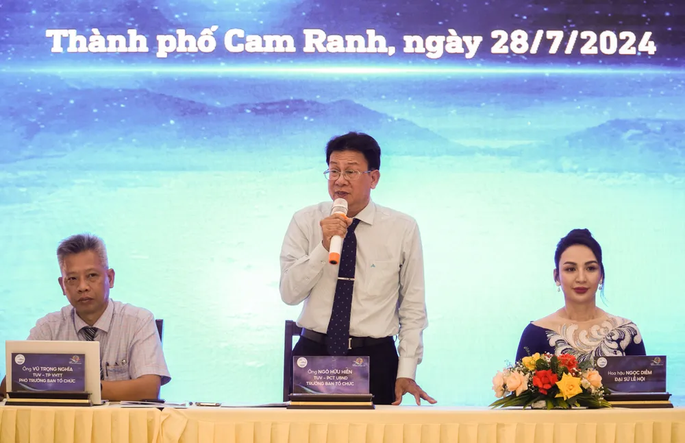 Ban tổ chức công bố chương trình lễ hội tôm hùm. Ảnh: XUÂN HOÁT H1.jpg