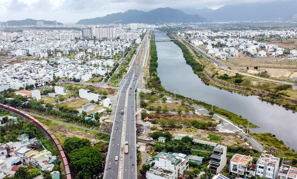 Khánh Hòa tạm dừng tiếp nhận các thủ tục hành chính như đăng ký, cấp giấy chứng nhận lần đầu. Ảnh: XH đường vành đai2.jpg