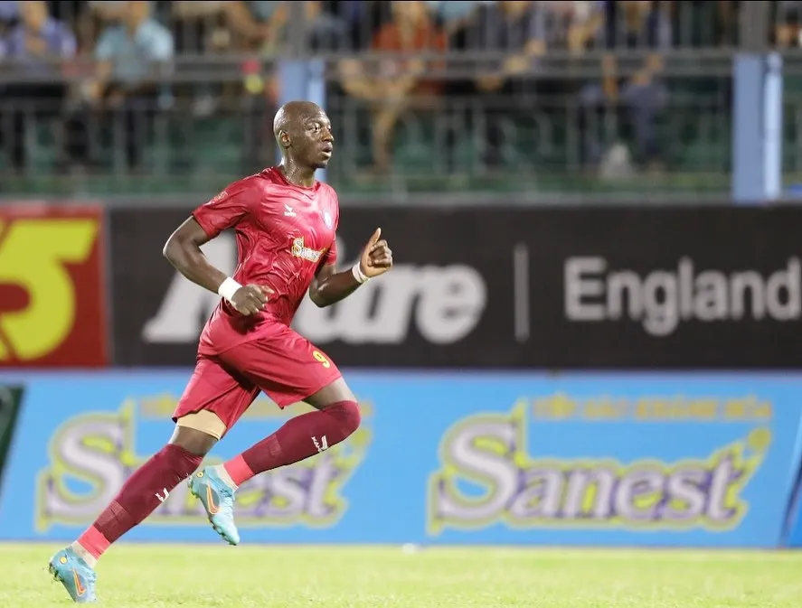 Mùa giải vừa qua ngoại binh Mamadou Guirassy có kết quả thi đấu không tốt trong màu áo CLB Khánh Hòa. Ảnh: FBVN CLB Khánh Hòa.jpg