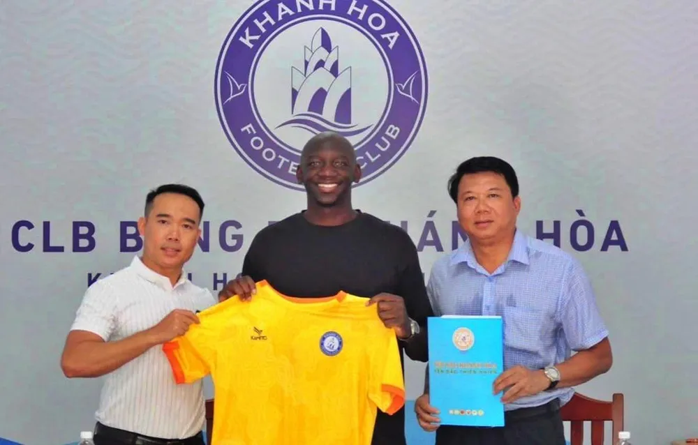 Mamadou Guirassy trong ngày ký hợp đồng với Khánh Hòa - Ảnh: FBNV mamadou-guirassy-1723353918147440221014.webp
