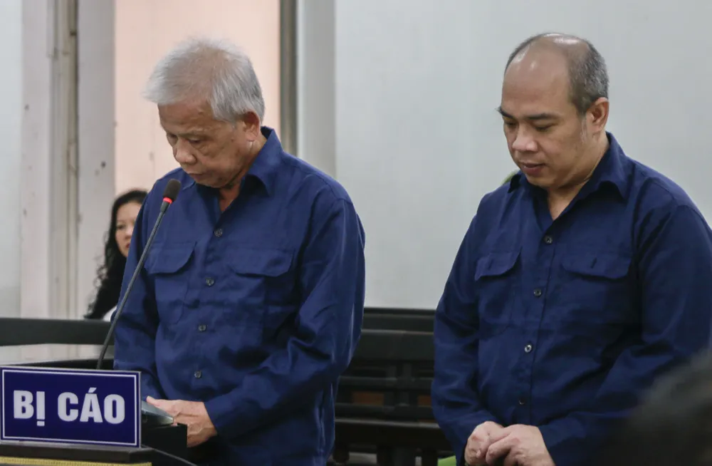Hai bị cáo tại tòa. Ảnh: XUÂN HOÁT 4.jpg