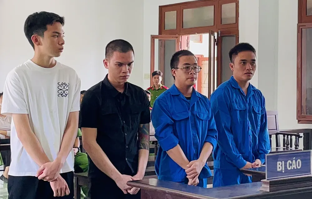 Nhóm bị cáo tại phiên tòa. Ảnh: THẾ MINH Cho vay lãi nặng.jpg