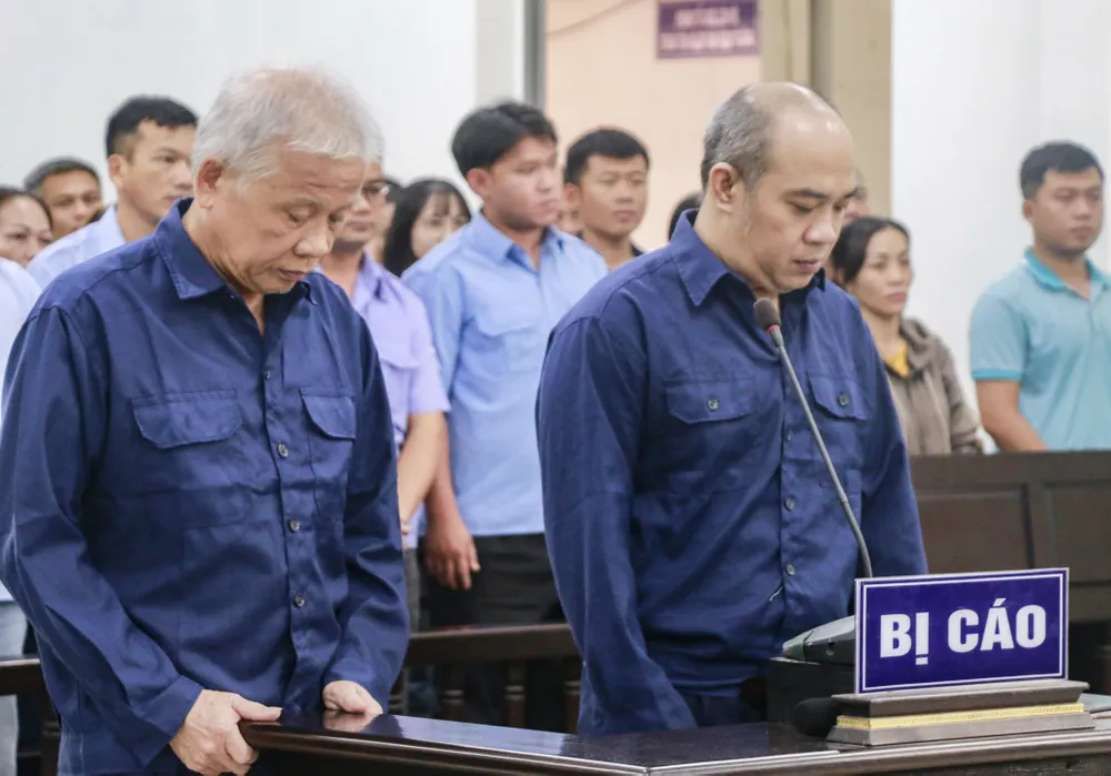 Các bị cáo Nguyễn Hữu Trường (bìa phải) và Nguyễn Văn Phiêu nghe tòa tuyên án. Ảnh: XUÂN HOÁT 5.jpg