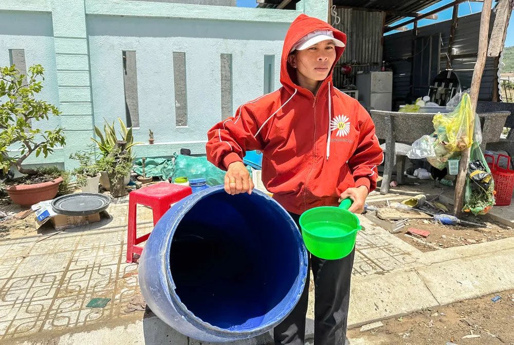 Trong khi chờ dự án đấu nối nước mới thì hàng chục hộ dân vẫn phải chắt chiu từng ca nước để sinh hoạt. Ảnh: TRẦN NGÂN. 5.jpg