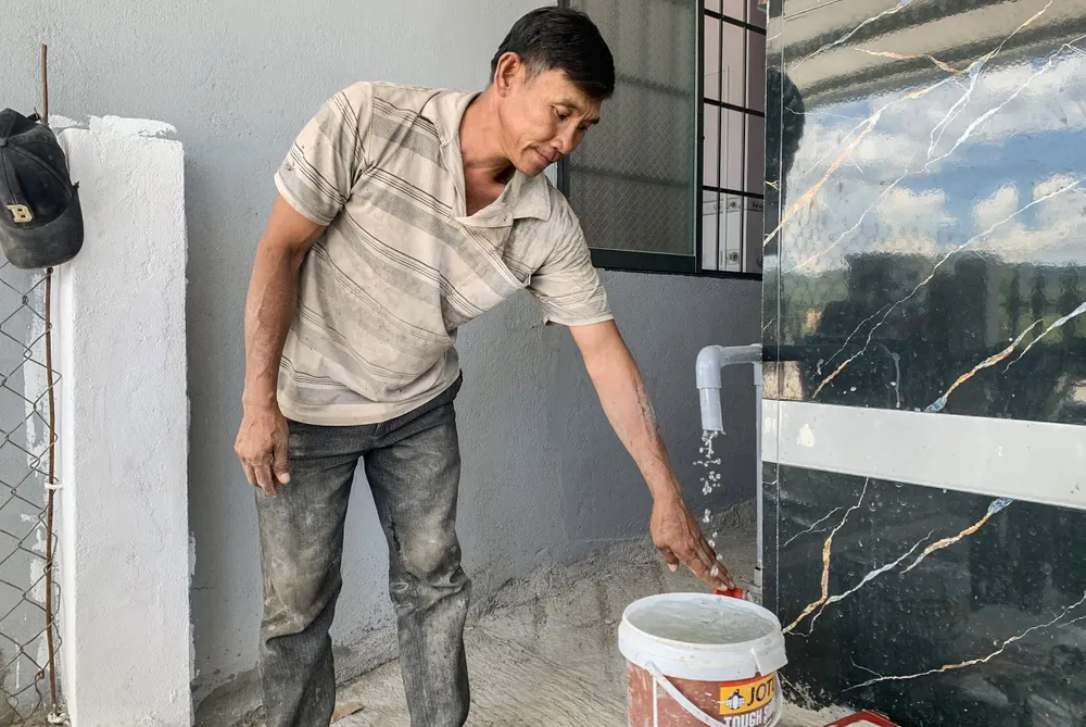 Người dân khu tái định cư của dự án cao tốc Chí Thạnh - Vân Phong thiếu nước sinh hoạt nhiều tháng nay. Ảnh: TRẦN BÍCH khu tái định cư.jpg